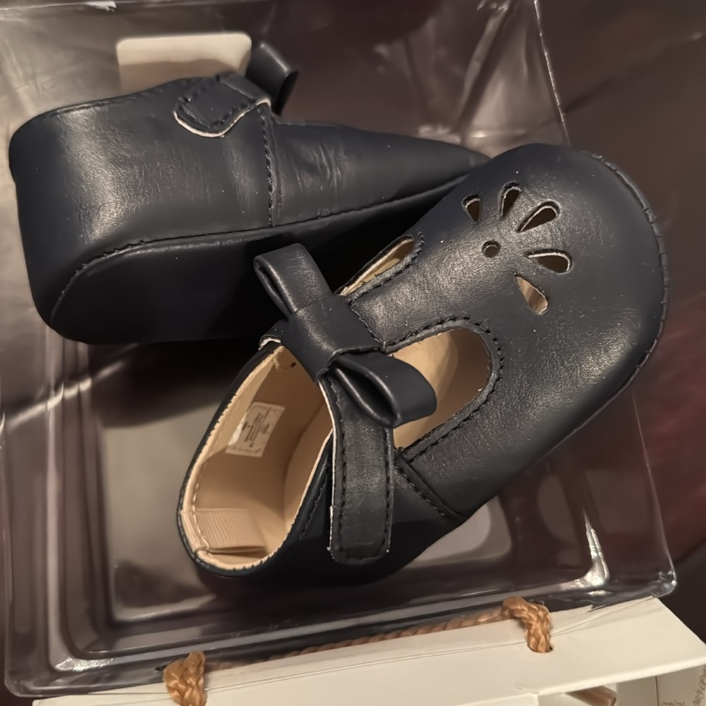 Baby deer NIB soft infant shoes 3 to 6 months. Size 2. Navy bow.